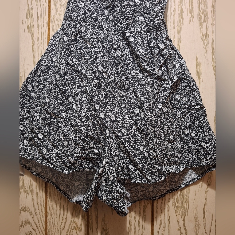 Hollister Black and White Floral Dress - Picture 5 of 9